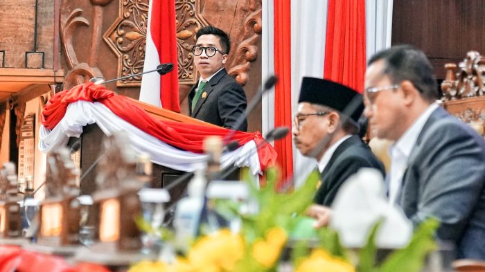 Juru bicara Komisi C DPRD Jatim, Nur Faizin, saat membacakan laporan terkait Raperda PT BPR Jatim dalam sidang paripurna. Senin (23/12/2024).