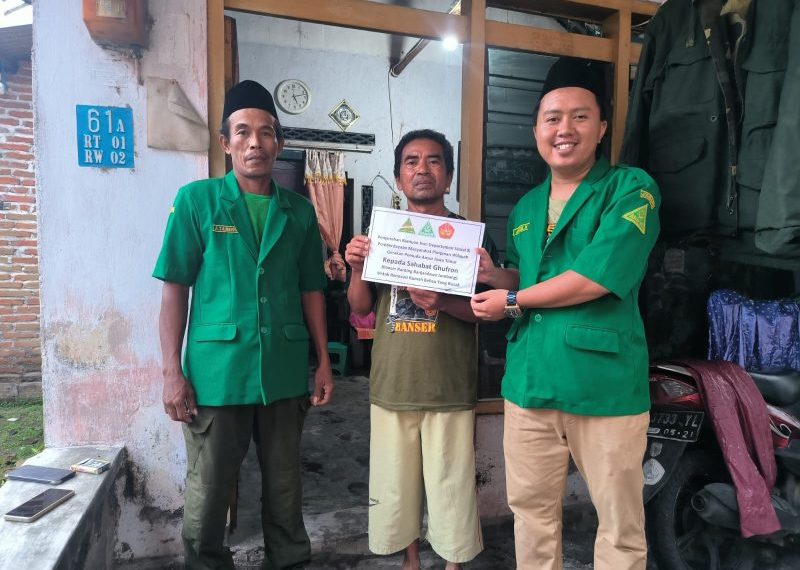 Departemen Sosial dan Pemberdayaan Masyarakat (Mensospema) GP Ansor Jatim menyalurkan bantuan tali asih kepada M. Gufron. (Foto: dok. GP Ansor Jatim)