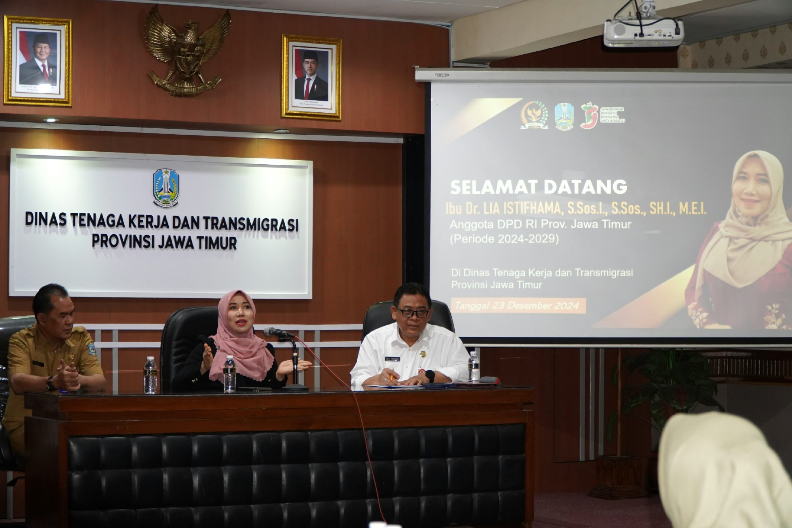 Anggota Komite III DPD RI, Dr. Lia Istifhama M.E.I saat mendengarkan pemaeparan data dari Sigit Priyono, Kadisnakertrans Jatim. (Foto: dok. Istimewa)