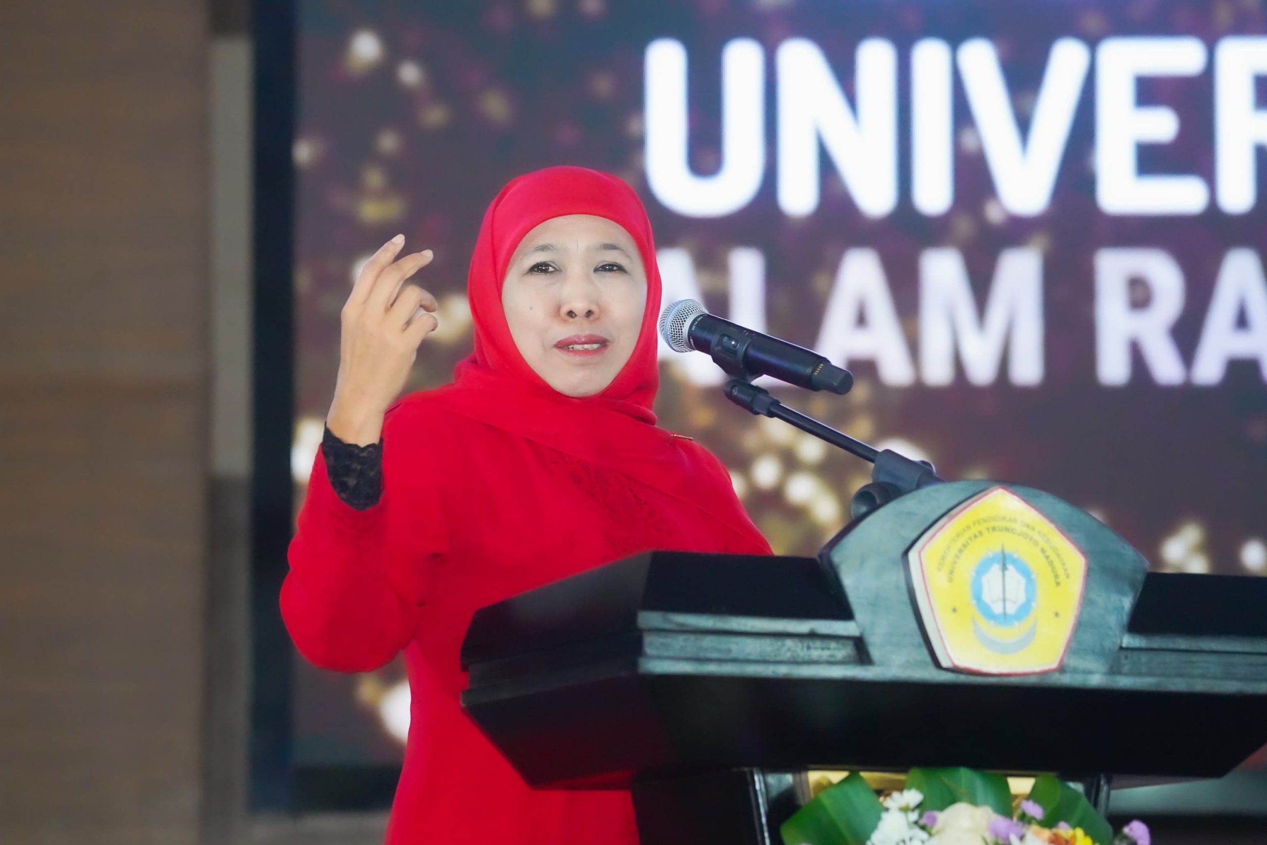 Khofifah Indar Parawansa memberikan ucapan selamat atas pengukuhan Guru Besar  Prof. Dr. Safi' (Rektor Universitas Trunojoyo Madura) sebagai Guru Besar di bidang Hukum Perundang- Undangan. UTM Bangkalan. (Foto: dok. Istimewa)