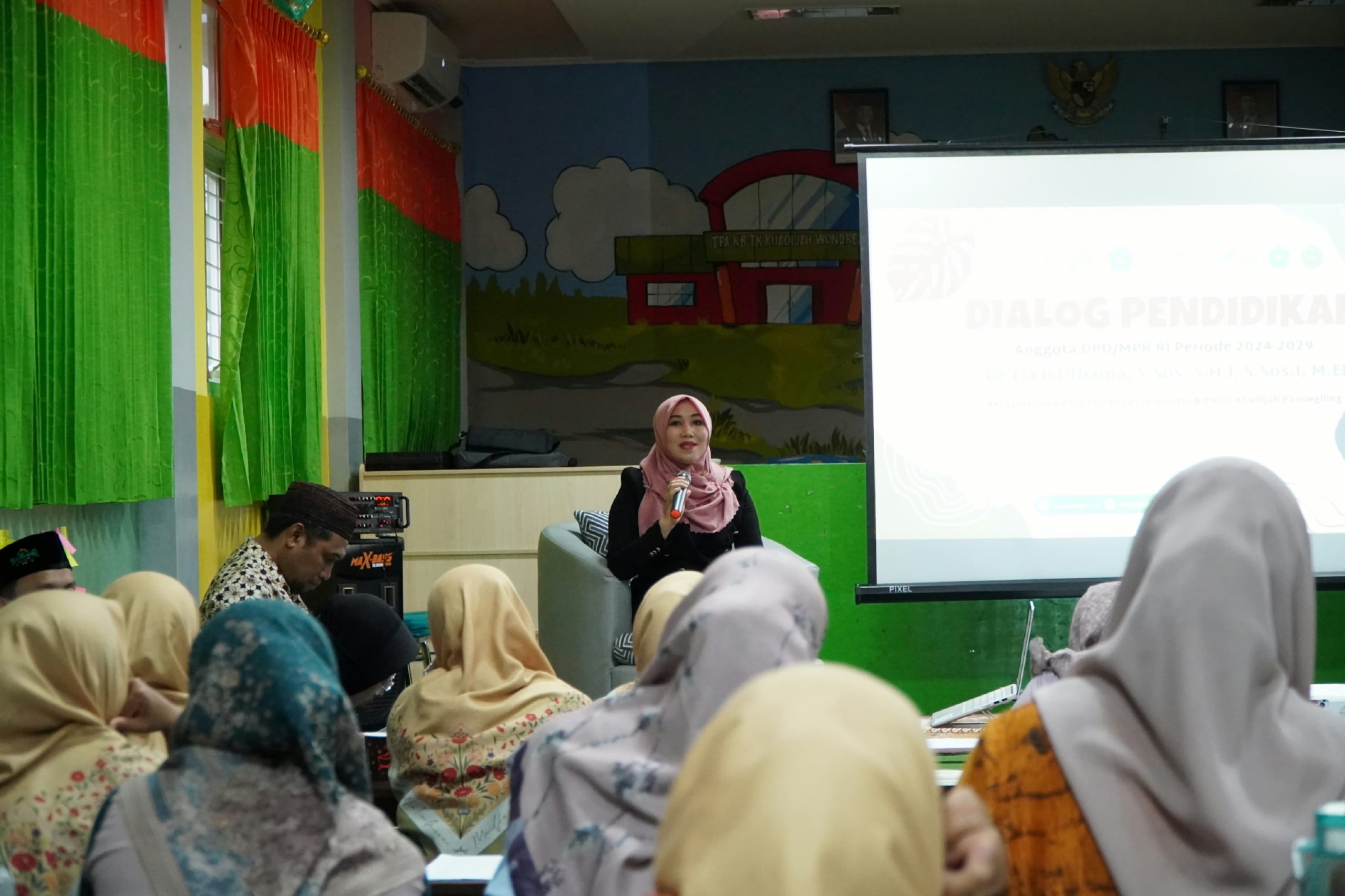 Anggota DPD RI Lia Istifhama saat Berdialog Bersama Guru KB-TK Khadijah Wonorejo, Surabaya.