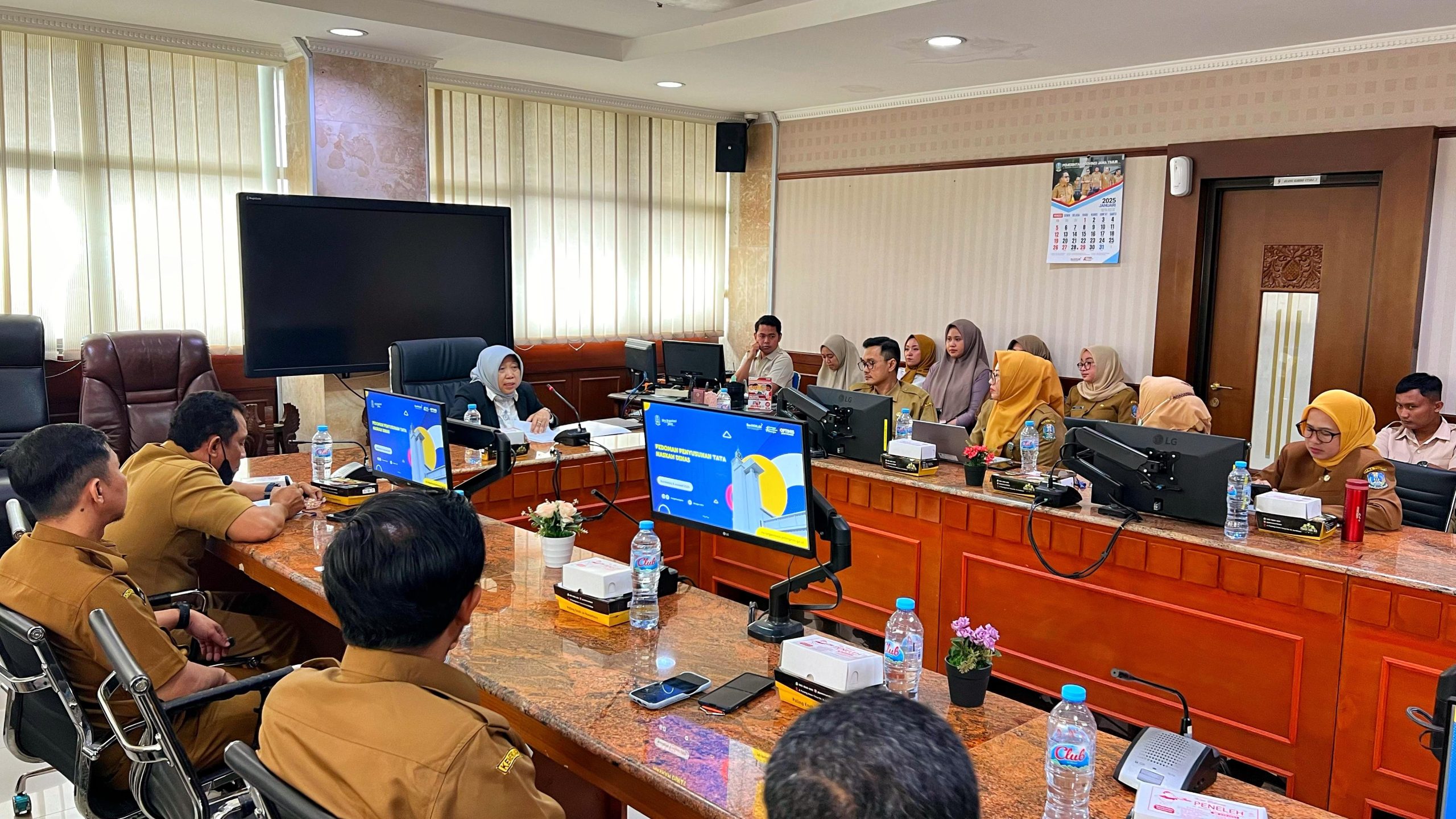 Seluruh karyawan-karyawati di lingkungan Biro Pemerintahan dan Otonomi Daerah Sekretariat Daerah Provinsi Jawa Timur turut berpartisipasi dalam acara Sosialisasi Implementasi Tata Naskah dan Pakaian Dinas.