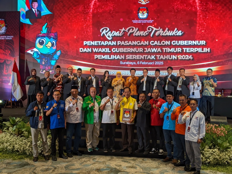 KPU Jatim memberikan surat keputusan penetapan Gubernur dan Wagub terpilih Khofifah-Emil di rapat pleno terbuka.