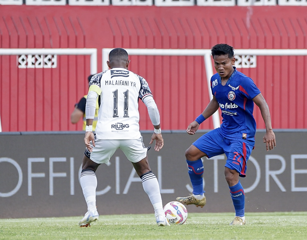 Pemain Arema Fc Bayu Setiawan (biru) mencoba melewati pemain Bali United dalam pertandingan di Stadion Supriyadi Blitar. Foto : Official Arema.