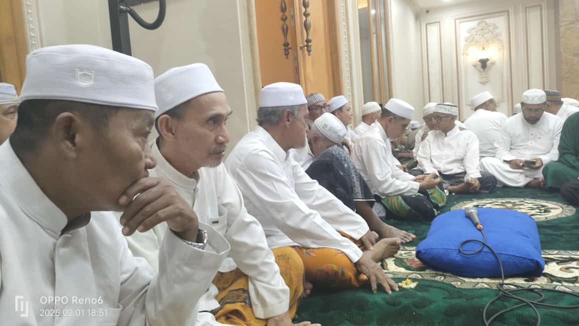 Dzikir dan Doa Bersama' mengenang 40 hari wafatnya almarhumah Ainun Bani, ibu dari Habib Ali Zainal Abidin di Kampung Arab Jl. Kh. Tamrin, Sumenep, Madura, Sabtu (1/2/2025) malam.