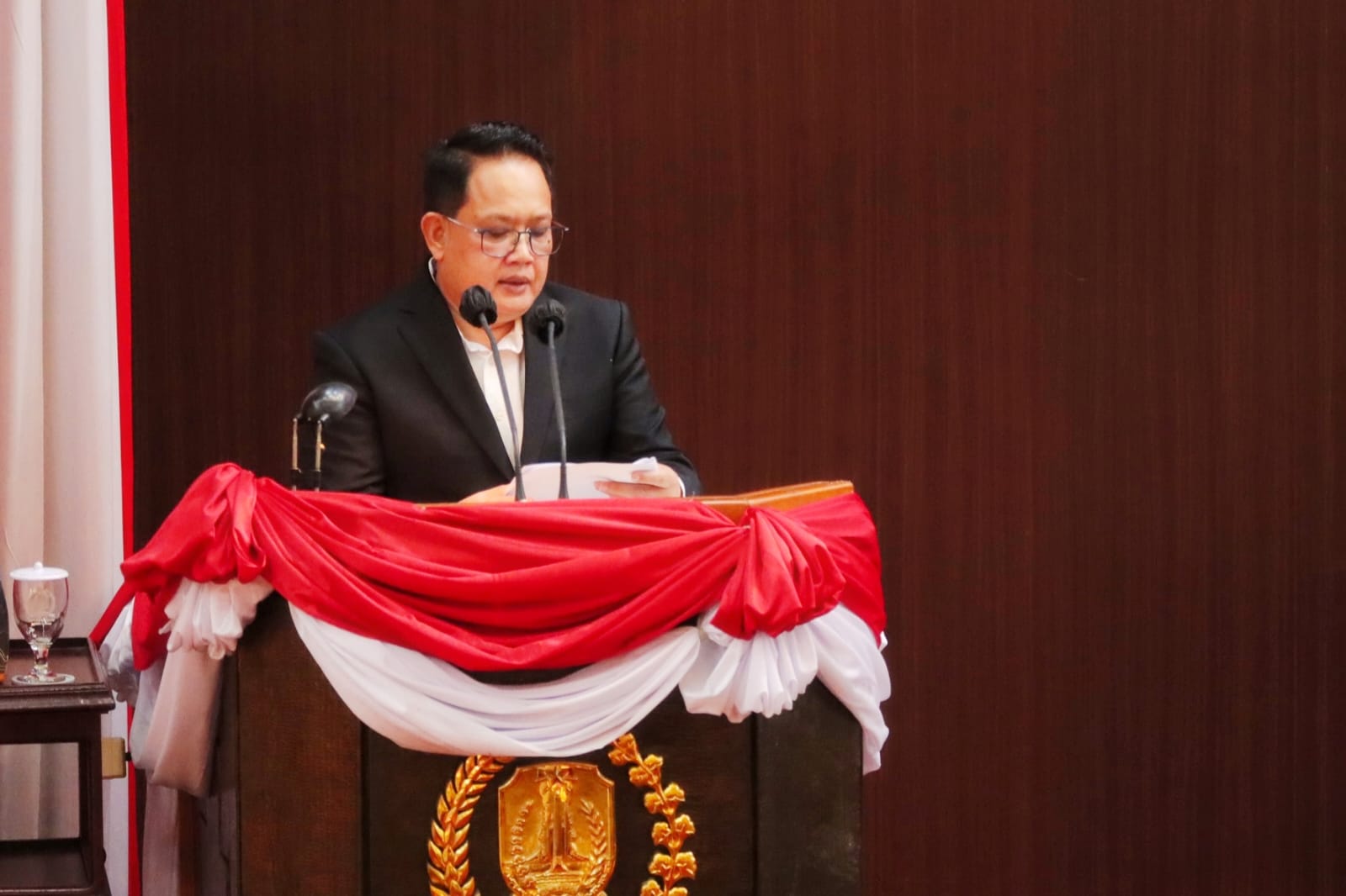 Pj. Gubernur Jawa Timur, Adhy Karyono saat membacakan perubahan Dua Raperda BUMD di Rapat Paripurna DPRD Jatim.