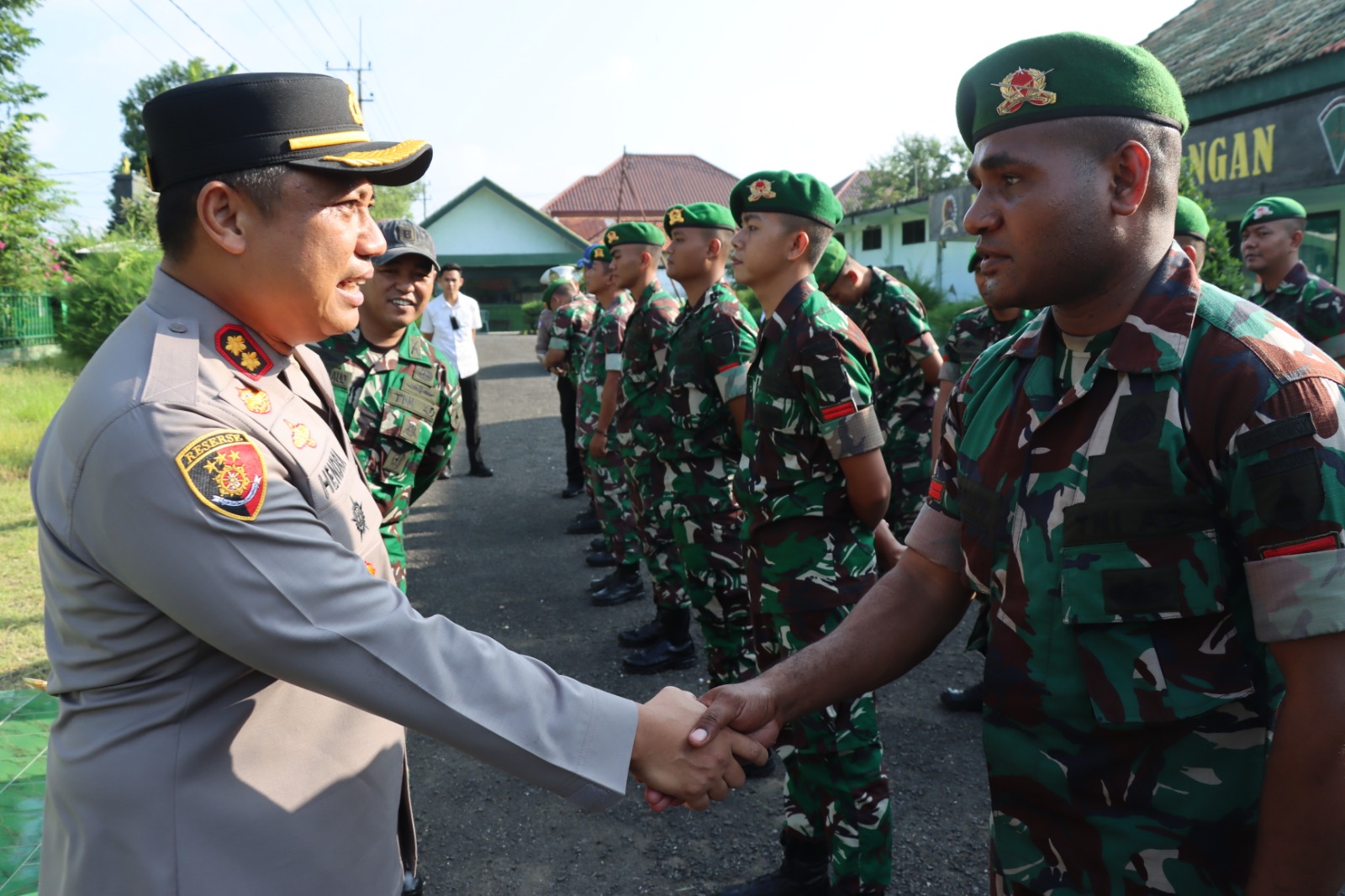 Kapolres Pamekasan AKBP Hendra Eko Triyulianto melaksanakan silaturahmi ke Kompi Senapan A Yonif Mekanis 516 / Caraka Yudha Pamekasan Jalan Raya Tlanakan, Kab. Pamekasan, Selasa (4/2/2025).