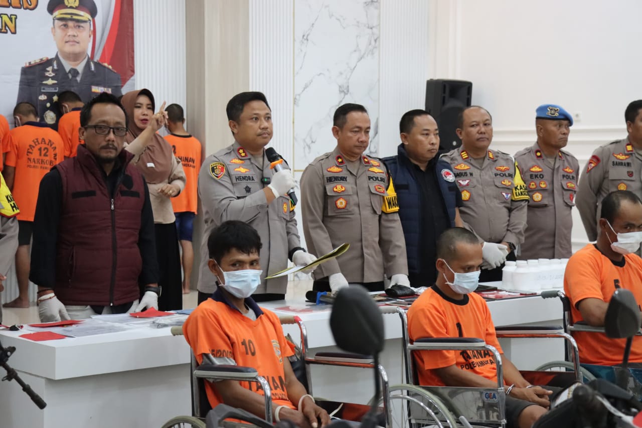 Polres Pamekasan berhasil menangkap 16 tersangka dalam kasus penyalahgunaan narkoba serta pencurian kendaraan bermotor (curanmor) yang terjadi di wilayah hukumnya.