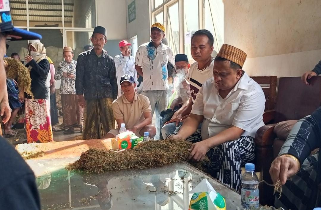 H. Her saat melakukan pembelian tembakau di Gudang Bawang Mas (madurakita.id/red