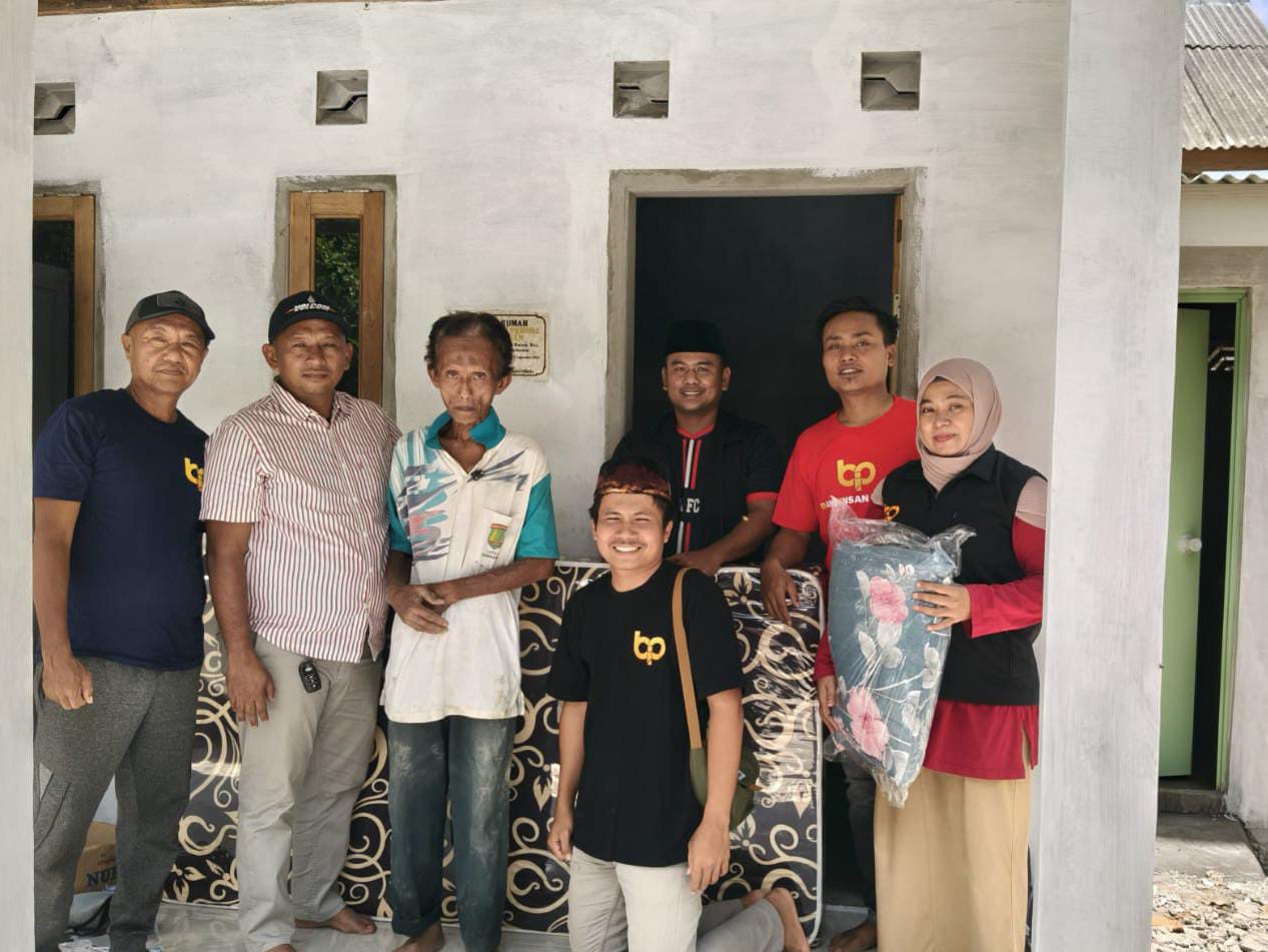 Tim relawan Bani Insan Peduli saat mendatangi Zainuddin. (madurakita.id/)