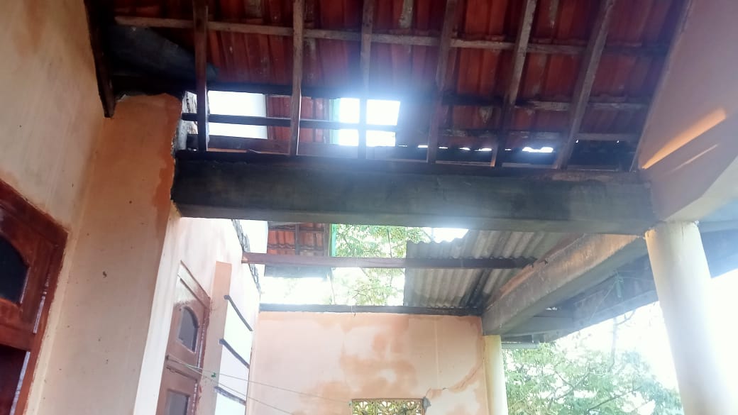 Salah satu kondisi rumah warga Palengaan usai diterpa angin kencang (madurakita.id/)