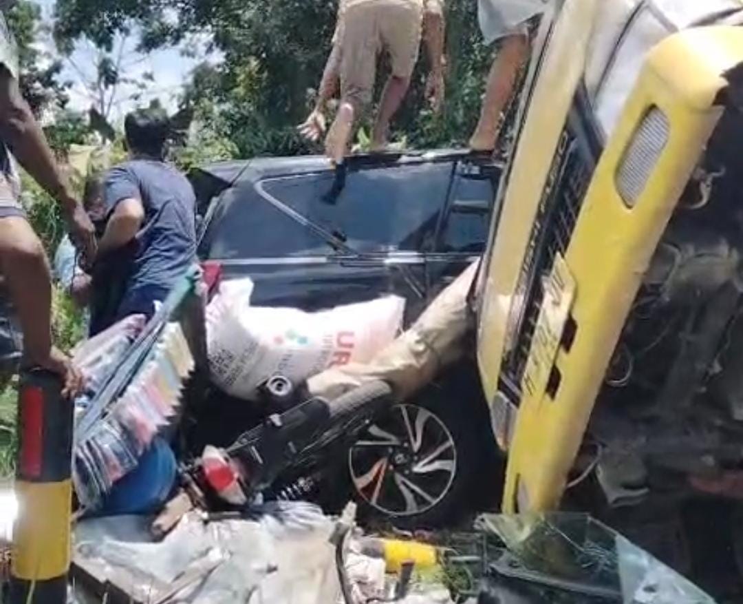 Sejumlah kendaraan yang terlibat kecelakaan beruntun di Waru Pamekasan (madurakita.id/)