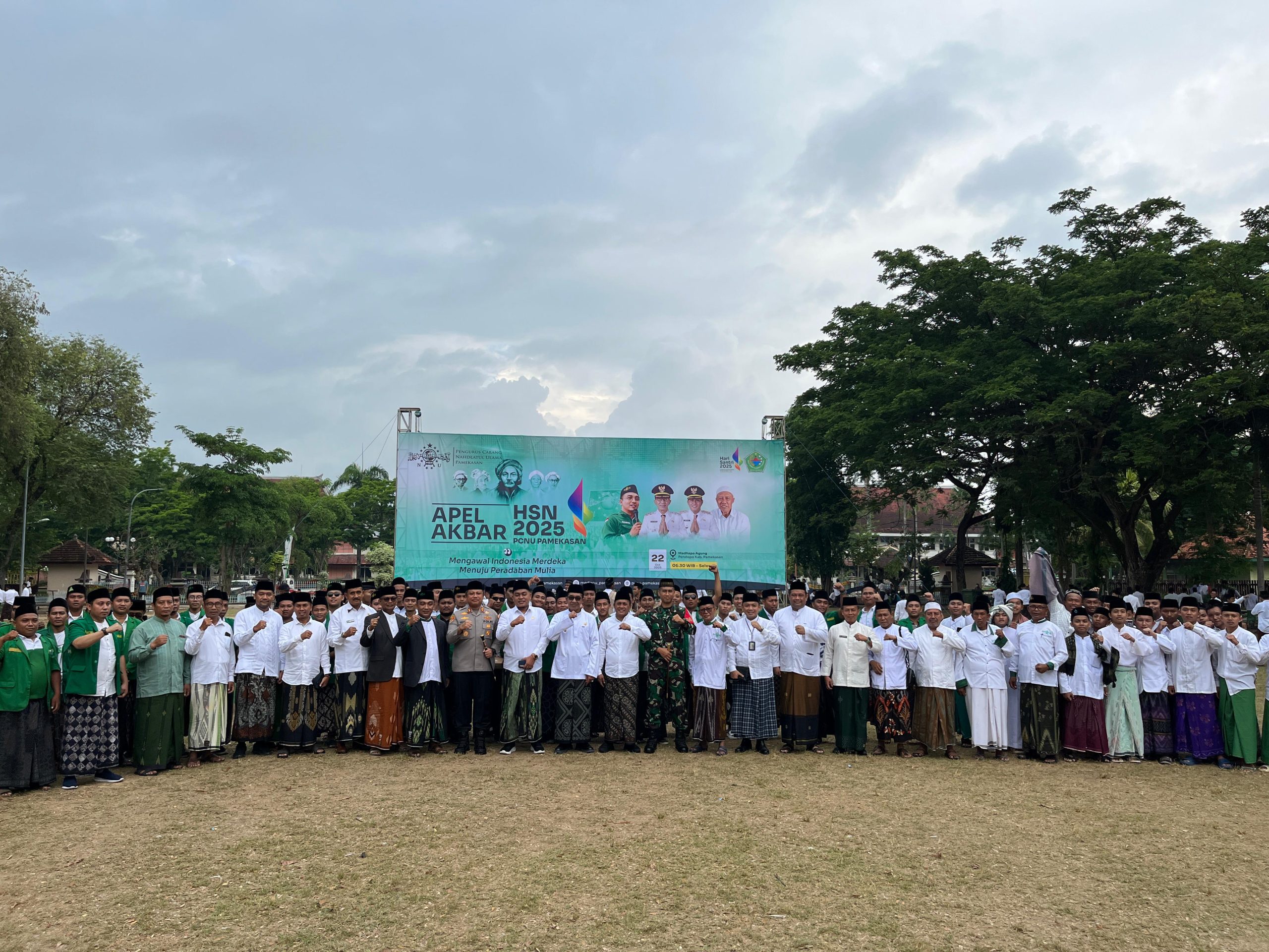 Foto bersama usai upacara Hari Santri di Halaman Pendopo Pamekasan (madurakita.id/)