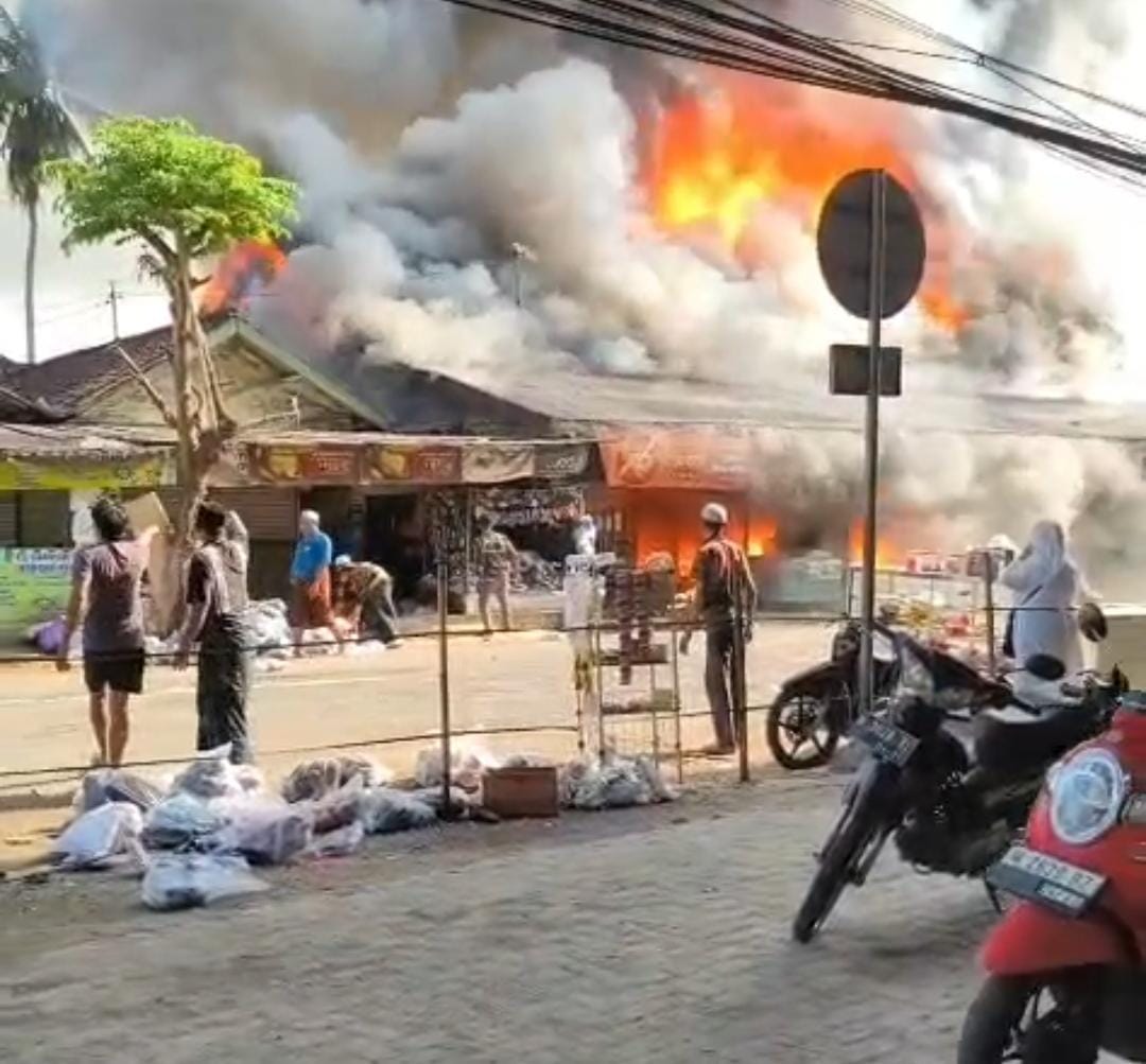 Suasana saat kebakaran di Ganding Sumenep (madurakita.id/)