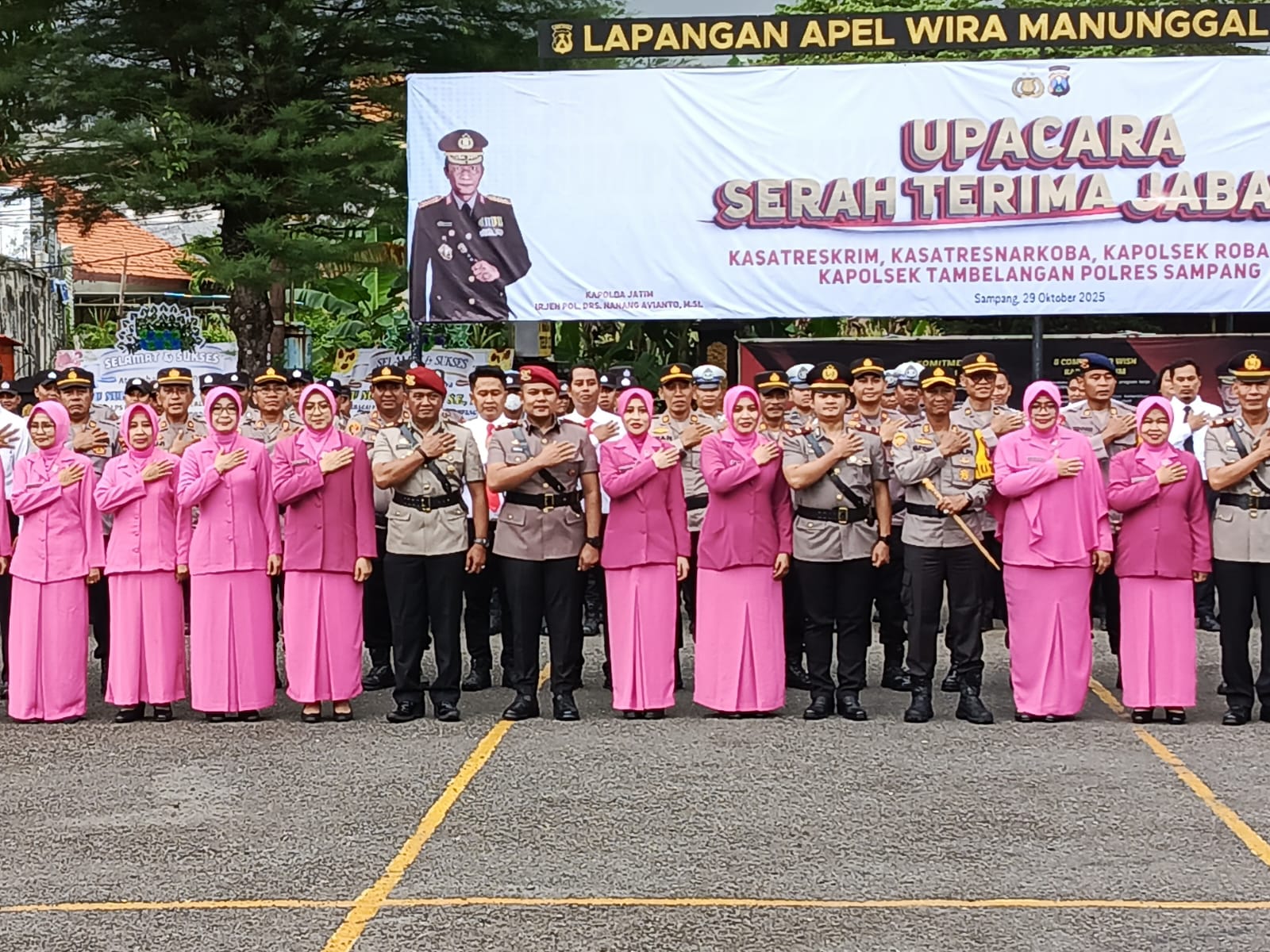 Foto bersama usai serah terima jabatan (madurakita.id/)
