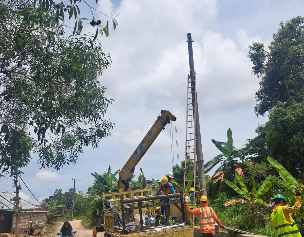 Petugas saat melakukan perbaikan pada tiang yang roboh (madurakita.id/)