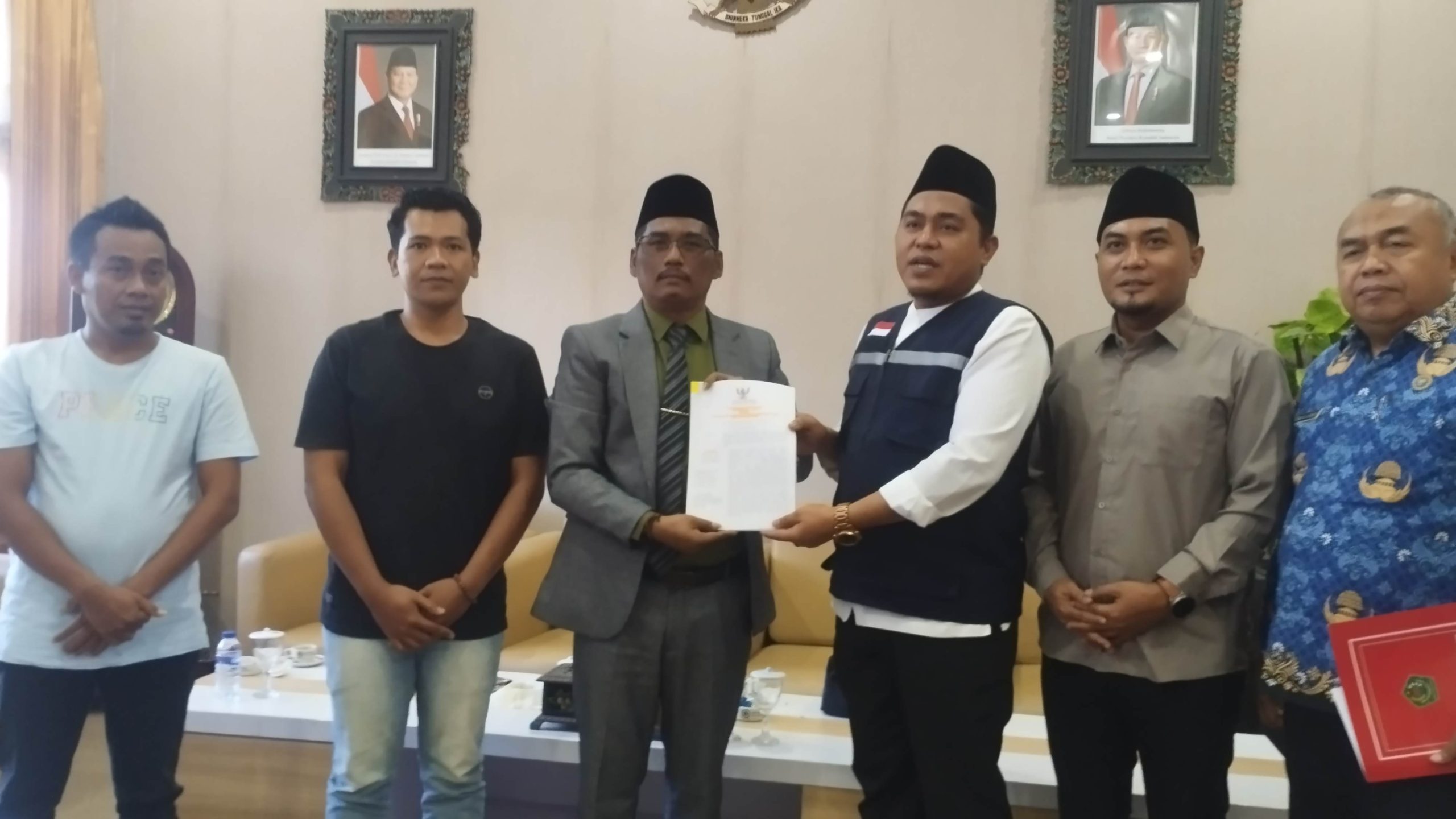 Eks Penasehat Bupati Pamekasan saat mendatangi Kantor DPRD Pamekasan (madurakita.id/)