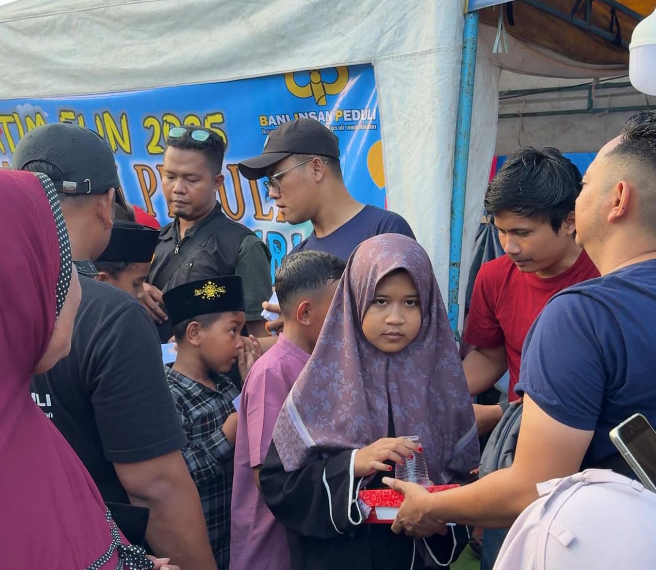 Suasana pasar rakyat di Pamekasan bersama ratusan anak yatim (madurakita.id/)