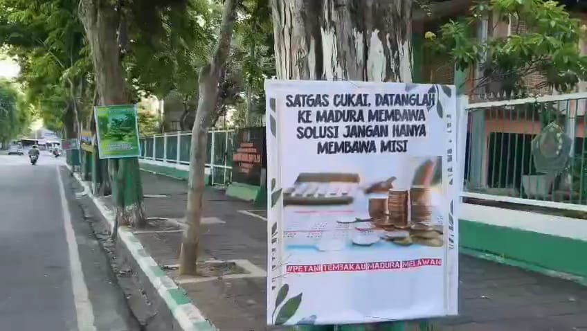 salah satu bener di depan Bea Cukai Madura wujud perlawanan petani (madurakita.id/)