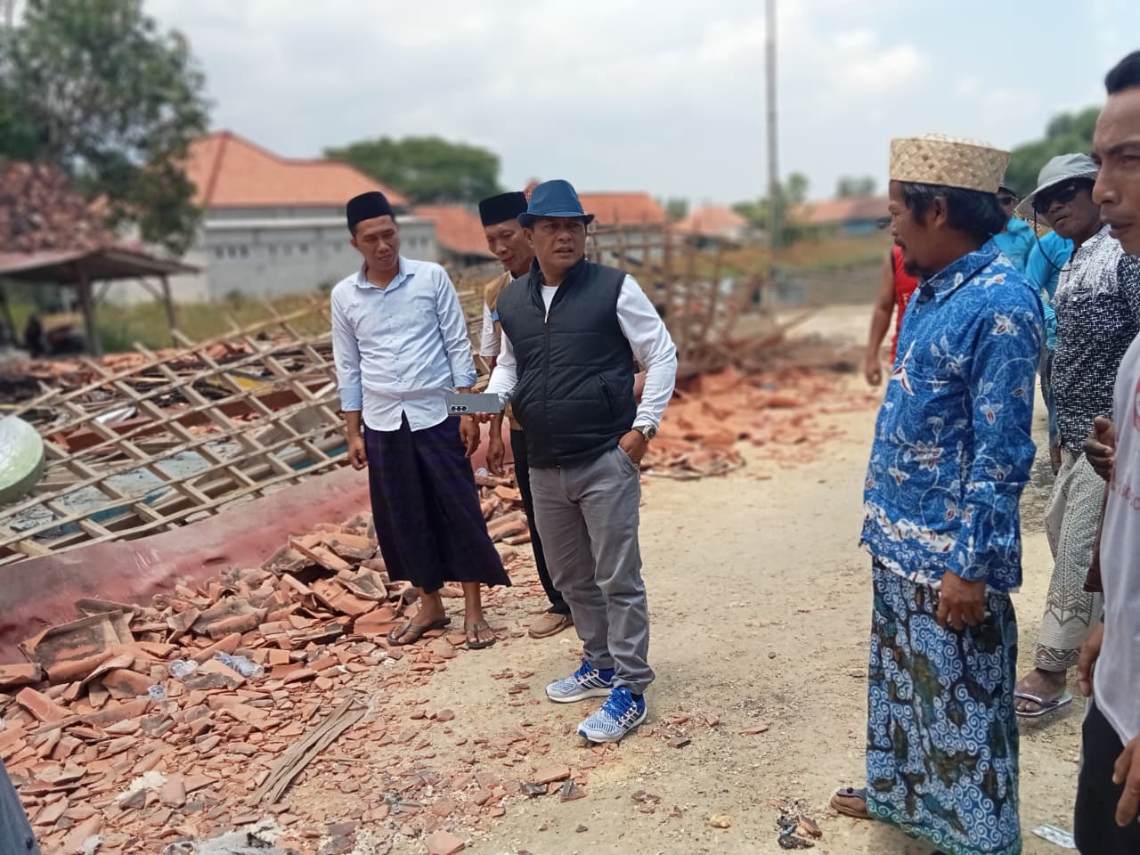 Wakil Bupati Pamekasan saat mengunjungi Keluarga yang terdampak Kebakaran (madurakita.id/)