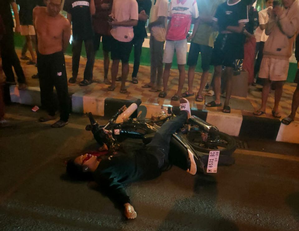 Salah satu korban terkapar di Depan Masjid (madurakita.id/).