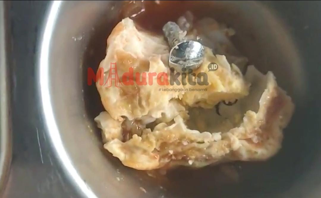 Baut yang terdapat di dalam lauk MBG usai dikeluarkan (madurakita.id/)
