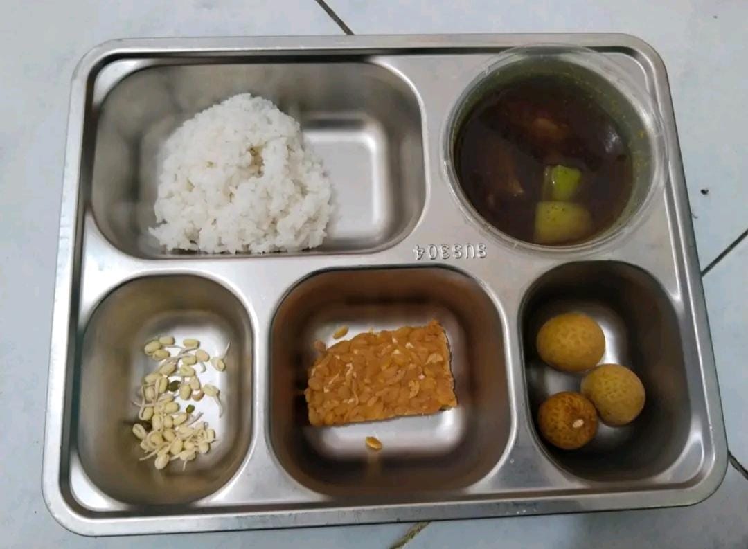 Menu MBG yang dikeluhkan Guru (madurakita.id/)