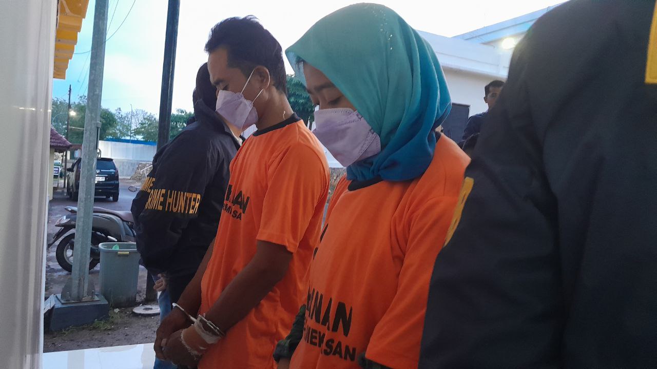 Dua pelaku Pembunuhan dan Pembakaran ustadz saat diamankan Polres Pamekasan (madurakita.id/)
