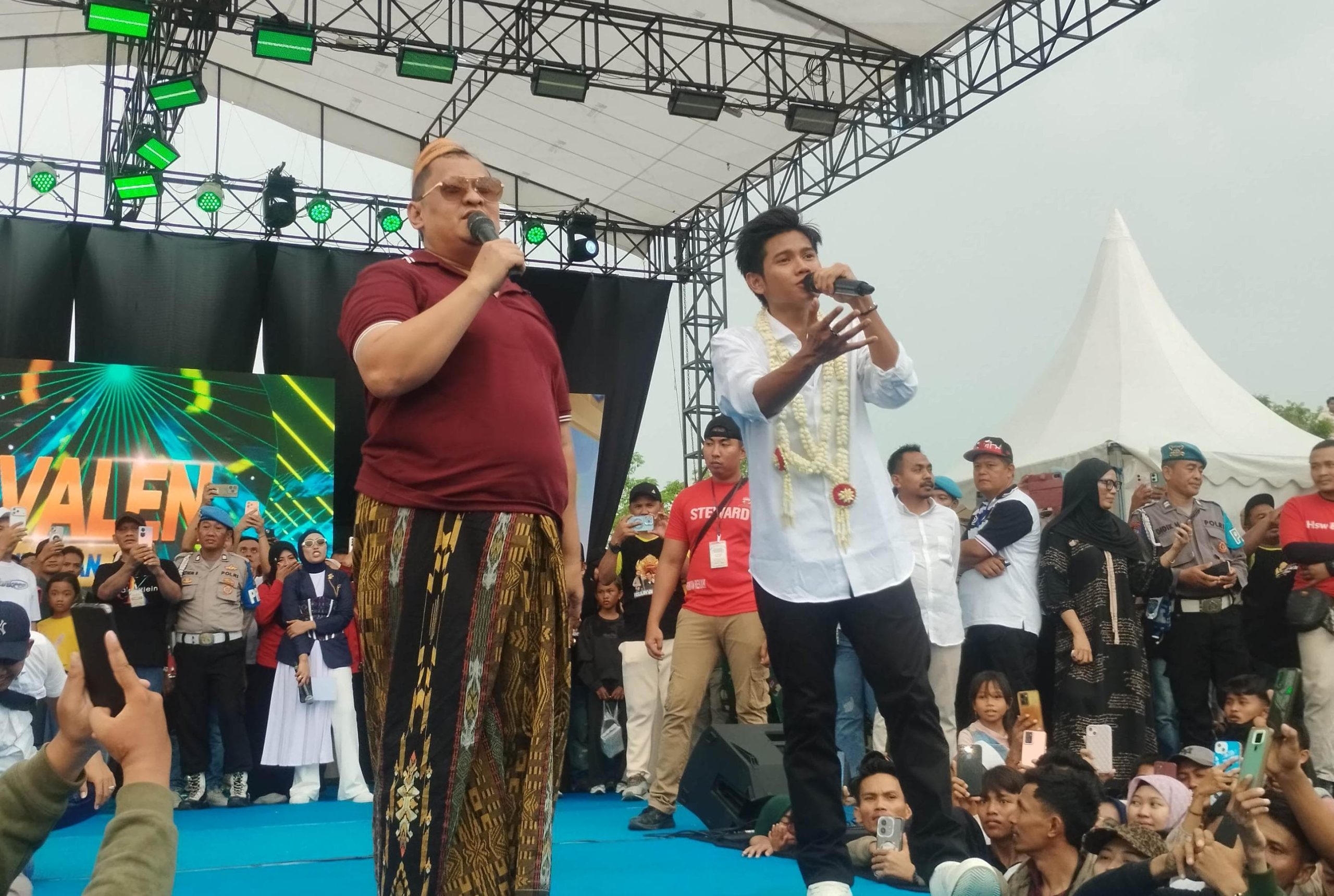 Konser Valen Da7 di Stadion Pamekasan bersama H. Her (madurakita.id/). 