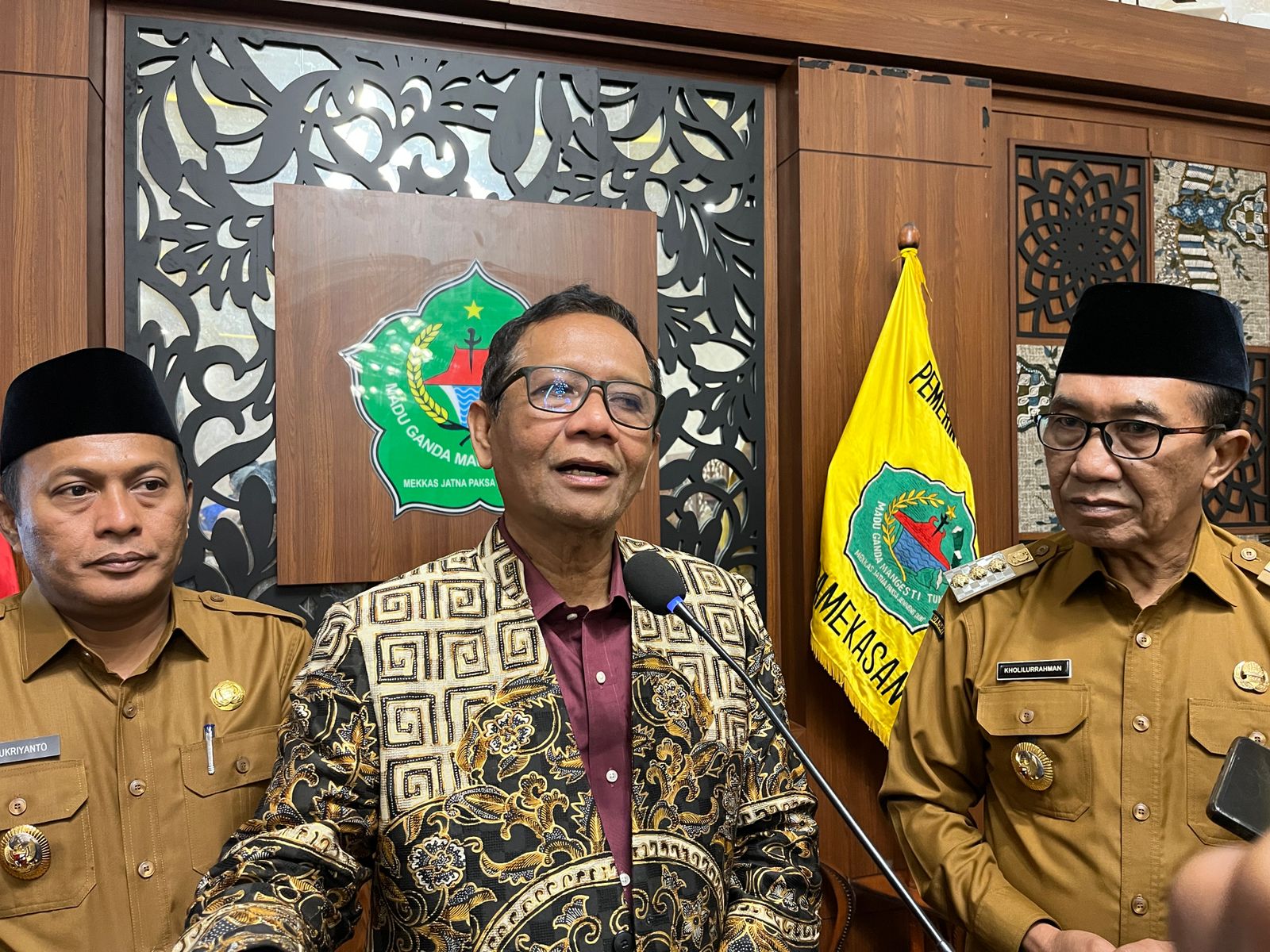 Mahfud MD saat di wawancarai di Pendopo Peringgitan Dalam Pamekasan. (madurakita.id/).