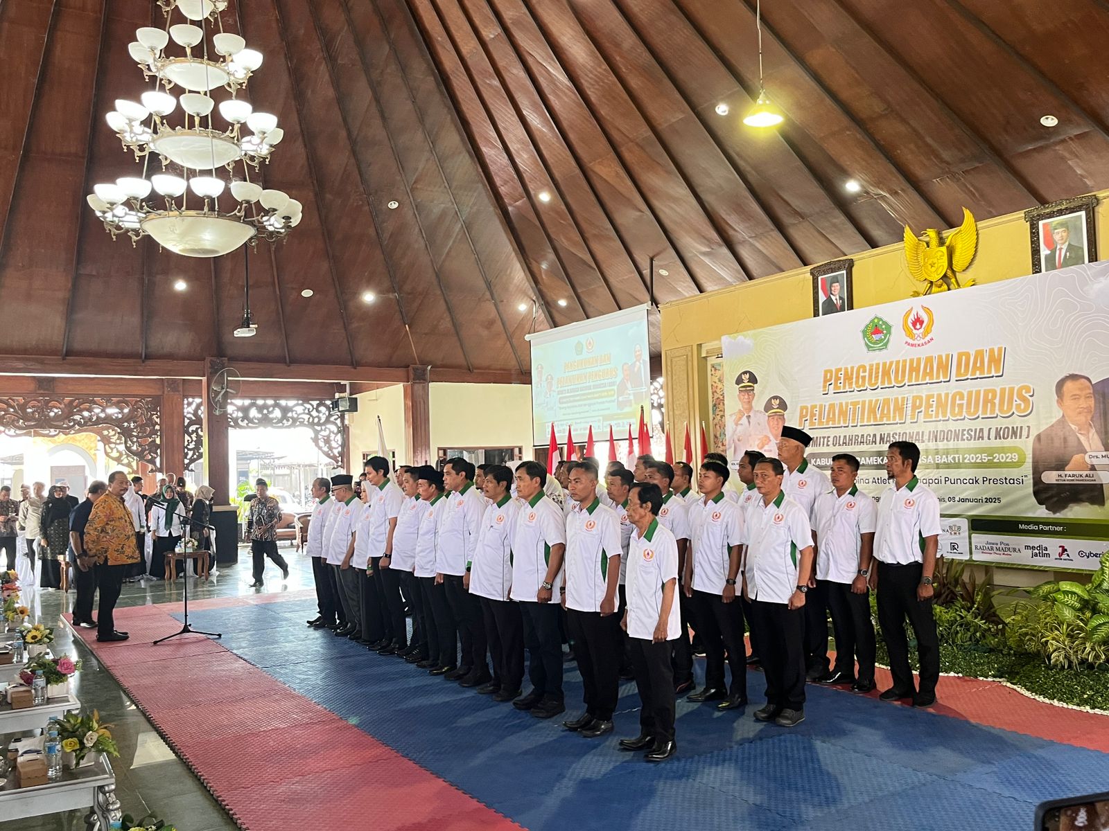 Pengukuhan Pengurus KONI Pamekasan (madurakita.id/).