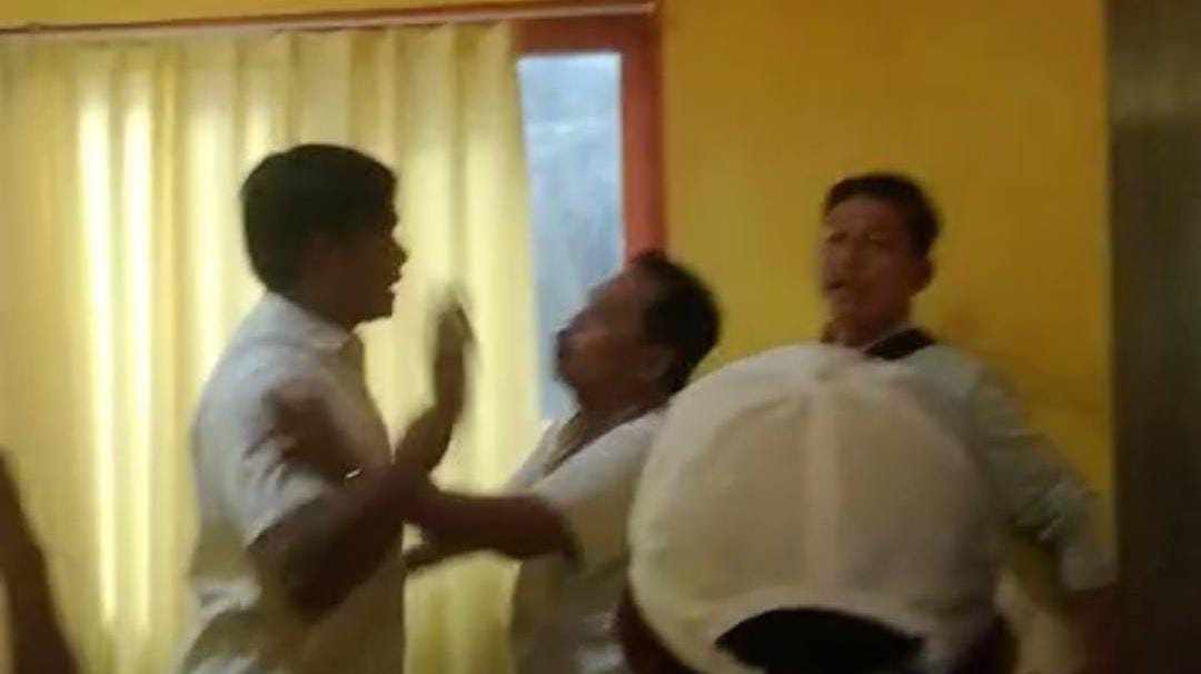 Kader partai Golkar saat adu mulut hingga saling dorong (madurakita.id/). 
