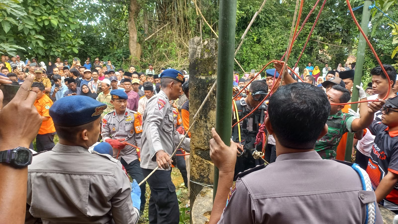 Upaya evakuasi yang dilakukan BPBD bersama warga sekitar (madurakita.id/)