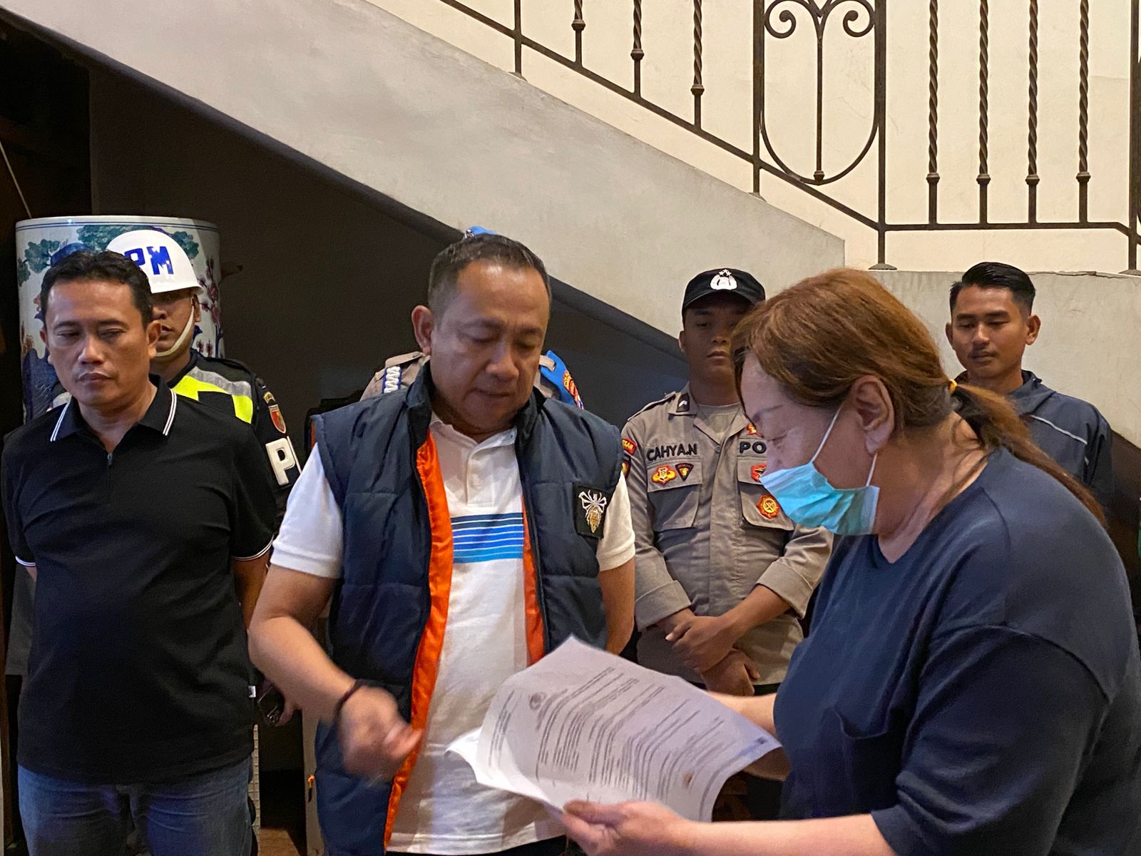 Tim Gabungan keamanan Pamekasan saat melakukan razia tempat hiburan (madurakita.id/)