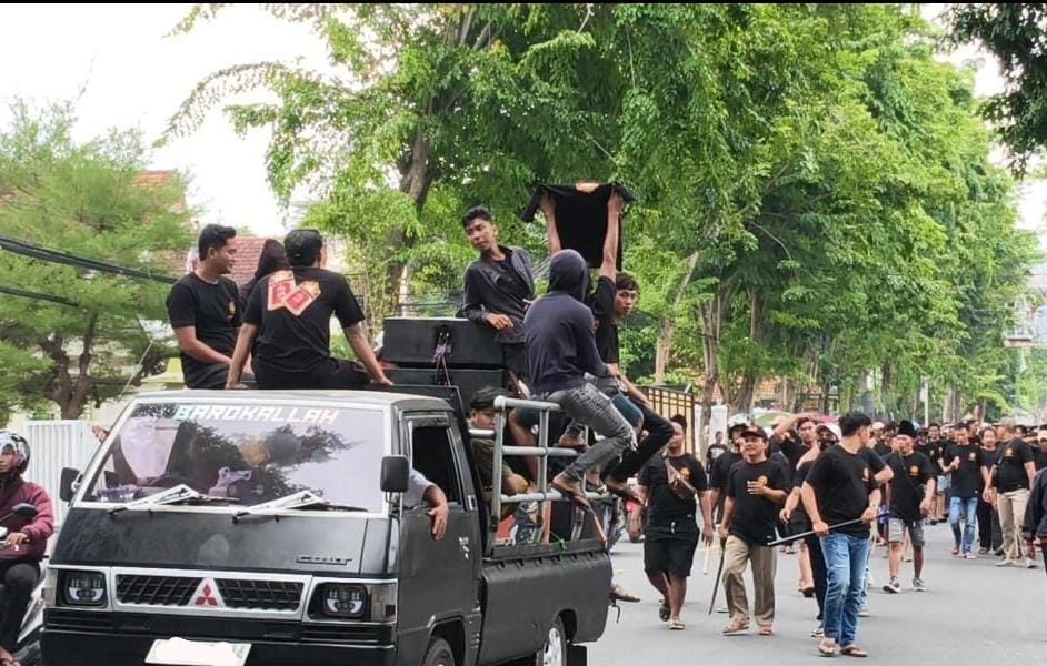 Buruh Pabrik dan Tani di Pamekasan saat melakukan aksi demonstrasi (madurakita.id/)