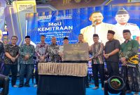 Founder BIP Pamekasan (tengah) saat menyerahkan bantuan kepada Lapas Pamekasan (madurakita.id)