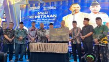 Founder BIP Pamekasan (tengah) saat menyerahkan bantuan kepada Lapas Pamekasan (madurakita.id)