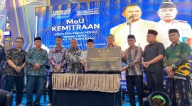 Founder BIP Pamekasan (tengah) saat menyerahkan bantuan kepada Lapas Pamekasan (madurakita.id)