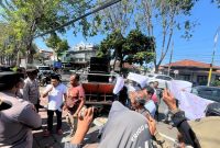 Farmasi saat melakukan demonstrasi (Madurakita.id)