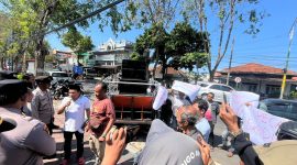 Farmasi saat melakukan demonstrasi (Madurakita.id)